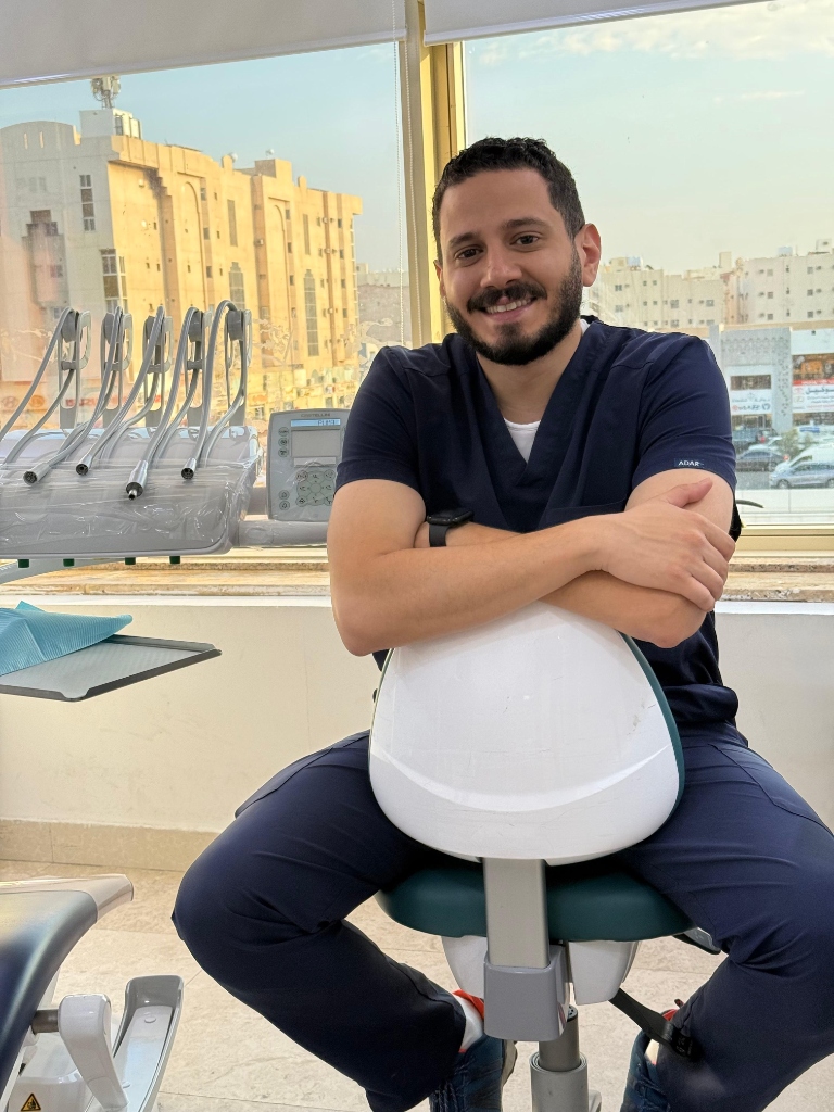 دكتور امجد مجدي في العيادة